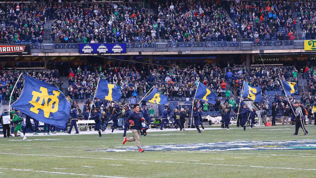 notre-dame-fans-yankee-stadium-syracuse.jpg
